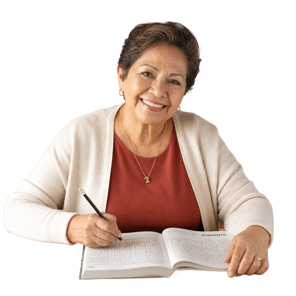 Mujer mayor sonriendo mientras resuelve un sudoku con su Kit Mente Activa