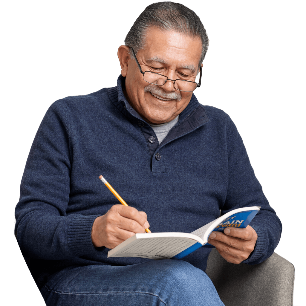 Hombre mayor sonriendo mientras completa una sopa de letras